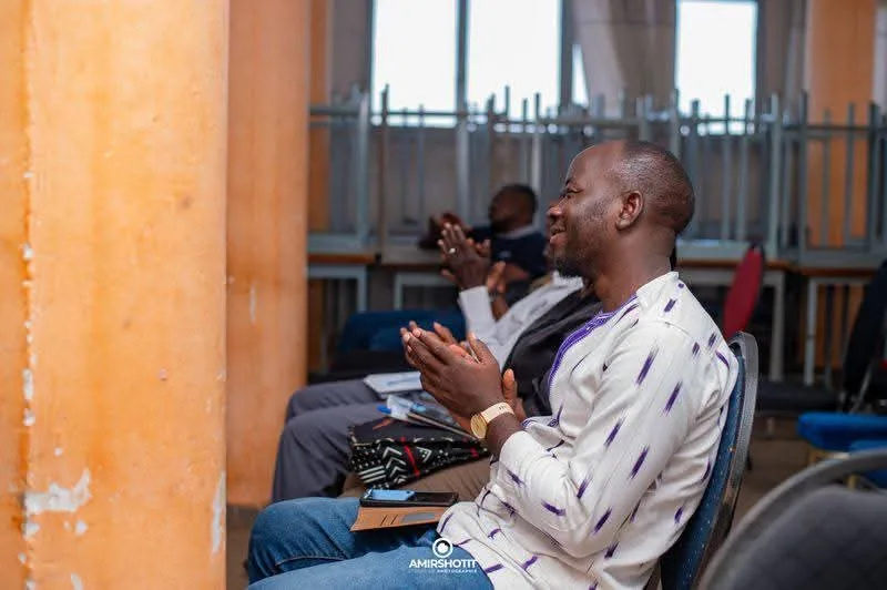 Le public applaudit les échanges · Photo : AMIRSHOTT