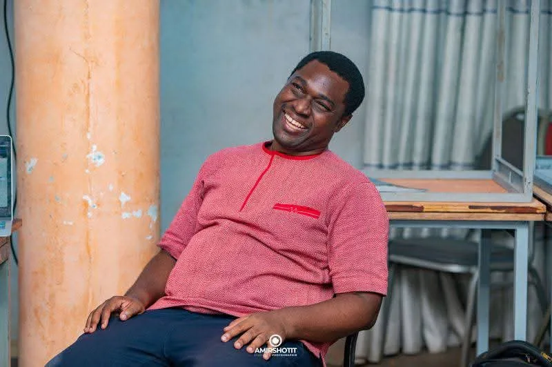 Un sourire entre deux échanges · Photo : AMIRSHOTT